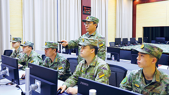 這個暑假，軍校教員的忙碌身影